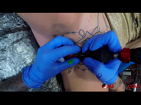 ❤️ Tsis tshua muaj tattooed hottie Sully Savage tau txais tattoo ntawm nws clitoris ☑ Porno vk ntawm porn hmn.dickies-shop.ru ❌ Ib